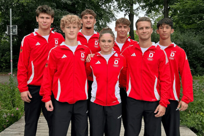 Zwei junge Wülfrather stehen bei einem internationalen Turnier auf der Matte: Konstantin (oben, 2. v.l.) und Roman (oben, 3. v.l.) Distel - hier mit dem gesamten Team. Foto: DJB/NWJV