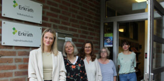 Julia Zinn (1.v.l.) übernimmt die Leitung der Volkshochschule Erkrath von Dr. Ursula Moldon (2.v.l.), die in den Ruhestand wechselt. Um den Übergang bestmöglich zu gestalten, wird das Julia Zinn bei der Planung und Umsetzung des neuen Semesterprogramms noch bis Jahresende von ihrer Vorgängerin unterstützt. Foto: Stadt Erkrath