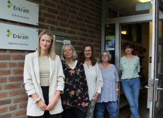 Julia Zinn (1.v.l.) übernimmt die Leitung der Volkshochschule Erkrath von Dr. Ursula Moldon (2.v.l.), die in den Ruhestand wechselt. Um den Übergang bestmöglich zu gestalten, wird das Julia Zinn bei der Planung und Umsetzung des neuen Semesterprogramms noch bis Jahresende von ihrer Vorgängerin unterstützt. Foto: Stadt Erkrath