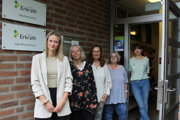 Julia Zinn (1.v.l.) übernimmt die Leitung der Volkshochschule Erkrath von Dr. Ursula Moldon (2.v.l.), die in den Ruhestand wechselt. Um den Übergang bestmöglich zu gestalten, wird das Julia Zinn bei der Planung und Umsetzung des neuen Semesterprogramms noch bis Jahresende von ihrer Vorgängerin unterstützt. Foto: Stadt Erkrath
