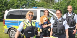 In Monheim am Rhein bauen die Expertinnen und Experten der Polizei ihren Infostand auf. Foto: Polizei