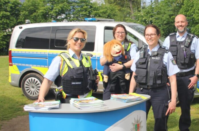 In Monheim am Rhein bauen die Expertinnen und Experten der Polizei ihren Infostand auf. Foto: Polizei