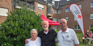 Margarete Erkes, Wolfgang Diedrich und Heiko Breidenbach vor dem Mehrgenerationenhaus am Klompenkamp, Bild: Alexander Heinz