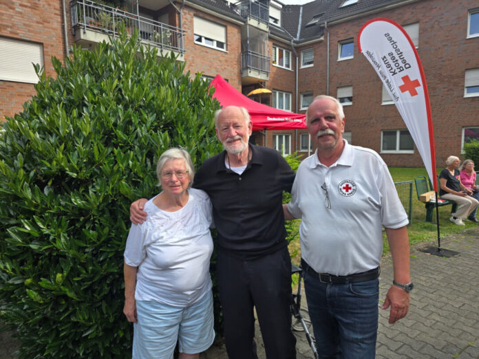 Klompenkamp Diedrich Margarete Erkes Breidenbach 2 Margarete Erkes, Wolfgang Diedrich und Heiko Breidenbach vor dem Mehrgenerationenhaus am Klompenkamp, Bild: Alexander Heinz