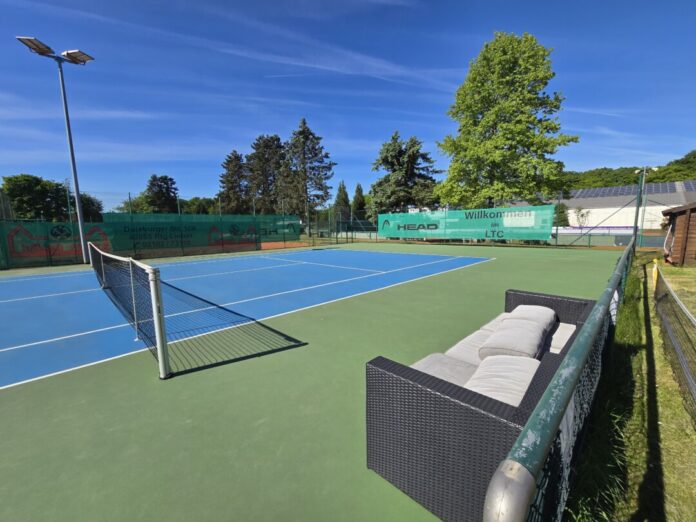 Hier wird Tennis gespielt, Platz auf der Aussenanlage des LTC, Foto: Alexander Heinz