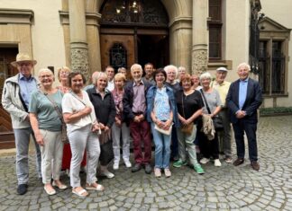 Besuchergruppe auf Schloss Landsberg, Links Ratsmitglied Wilm Rolf Meyer und rechts Hans Kraft, Bild SPD Ratingen
