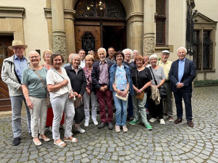 Landsberg_10072025 Besuchergruppe auf Schloss Landsberg, Links Ratsmitglied Wilm Rolf Meyer und rechts Hans Kraft, Bild SPD Ratingen