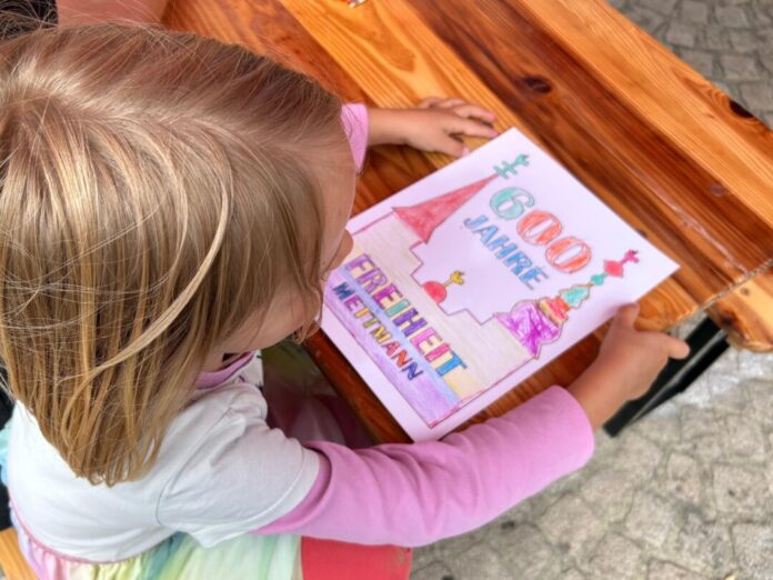 Maedchen mit 600-Jahre-Ausmalbild_quer (002) Kinder konnten unter anderem Bilder zum Jubiläum 600 Jahre Freiheit Mettmann ausmalen. Foto: Kreisstadt Mettmann