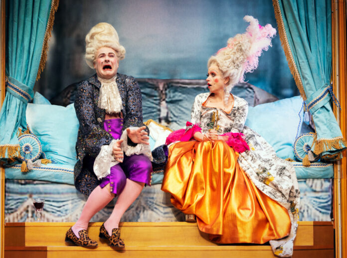 Marie-Antoinette - oder Kuchen für alle. Theater gibt es in der kommenden Spielzeit reichlich. Foto: Franziska Strauss