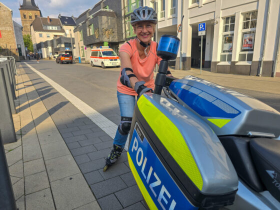 Der Plan ging nicht auf, es musste auf das Zugfahrzeug verzichtet werden, Sandra Pohlmann versucht Trick 17, Bild: Alexander Heinz