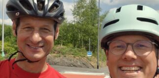 Der CDU-Landtagsabgeordnete Martin Sträßer begutachtet gemeinsam mit Andreas Brembeck (RSF Velbert) neue Radwege in Velbert. Foto: Büro Sträßer