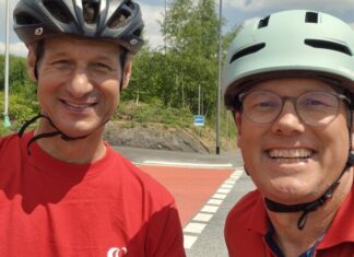 Der CDU-Landtagsabgeordnete Martin Sträßer begutachtet gemeinsam mit Andreas Brembeck (RSF Velbert) neue Radwege in Velbert. Foto: Büro Sträßer