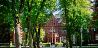 Die öffentliche Führung führt Interessierte über den wunderschönen Campus der Kaiserswerther Diakonie im Düsseldorfer Norden. Foto: Kaiserswerther Diakonie/B. Engel