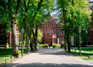 Die öffentliche Führung führt Interessierte über den wunderschönen Campus der Kaiserswerther Diakonie im Düsseldorfer Norden. Foto: Kaiserswerther Diakonie/B. Engel