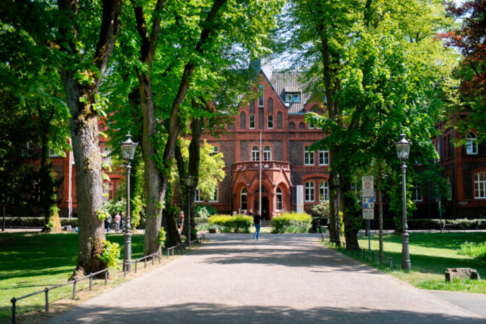 Mutterhauskirche_B.Engel Die öffentliche Führung führt Interessierte über den wunderschönen Campus der Kaiserswerther Diakonie im Düsseldorfer Norden. Foto: Kaiserswerther Diakonie/B. Engel