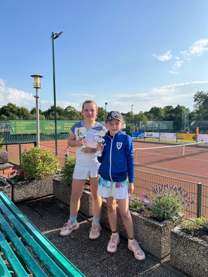 Im Finale der weiblichen U10 Konkurrenz trafen die beiden Mannschaftskolleginnen Lotte Leuschner (links) und Emma Haschke (rechts) aufeinander. Hier konnte sich Emma Haschke nach einem tollen Spiel von beiden mit 7:5, 6:3 durchsetzen. Foto: NBV Im Finale der weiblichen U10 Konkurrenz trafen die beiden Mannschaftskolleginnen Lotte Leuschner (links) und Emma Haschke (rechts) aufeinander. Hier konnte sich Emma Haschke nach einem tollen Spiel von beiden mit 7:5, 6:3 durchsetzen. Foto: NBV