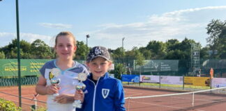 Im Finale der weiblichen U10 Konkurrenz trafen die beiden Mannschaftskolleginnen Lotte Leuschner (links) und Emma Haschke (rechts) aufeinander. Hier konnte sich Emma Haschke nach einem tollen Spiel von beiden mit 7:5, 6:3 durchsetzen. Foto: NBV