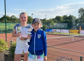 Im Finale der weiblichen U10 Konkurrenz trafen die beiden Mannschaftskolleginnen Lotte Leuschner (links) und Emma Haschke (rechts) aufeinander. Hier konnte sich Emma Haschke nach einem tollen Spiel von beiden mit 7:5, 6:3 durchsetzen. Foto: NBV