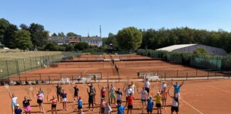 Auf dem Tennisplatz kann man in den Ferien sein Können beweisen. Foto: NBV