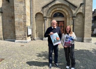 Stephan Reichstein (l., Leiter der Stabsstelle Wirtschaftsförderung) und Anna Wagner (r., Amt für Kultur). Foto: Kreisstadt Mettmann