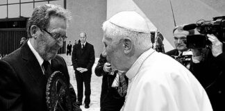 Klaus Plaszczek (li) war sehr stolz auf seinen Besuch beim „deutschen“ Papst im Vatikan. Er überreichte ihm ein Papstbildnis aus oberschlesischer Kohle. Foto: Stiftung Haus Oberschlesien
