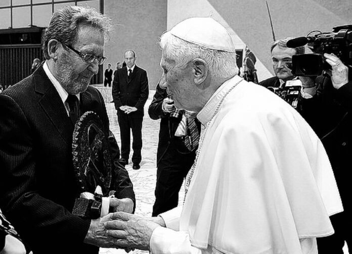 Plaszczek_Tod Klaus Plaszczek (li) war sehr stolz auf seinen Besuch beim „deutschen“ Papst im Vatikan. Er überreichte ihm ein Papstbildnis aus oberschlesischer Kohle. Foto: Stiftung Haus Oberschlesien