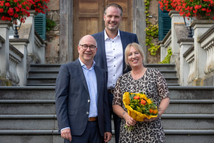 Prinzenpaar-Jörg-und-Claudia Claudia Brebeck und Jörg Borowski freuen sich bereits auf die neue Session - hier mit Schirmherr Marc Panzer. Foto: KA Ratingen