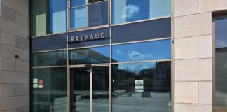 Eingang zum Rathaus in Ratingen, Bild: Alexander Heinz