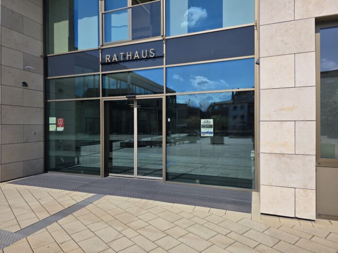 Eingang zum Rathaus in Ratingen, Bild: Alexander Heinz