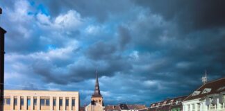 Alle Jahre wieder, dunkle Wolken über dem politischen Ratingen. Blick auf die Stadt aus dem Ratstrakt des Rathauses, Bild: Alexander Heinz