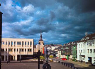 Alle Jahre wieder, dunkle Wolken über dem politischen Ratingen. Blick auf die Stadt aus dem Ratstrakt des Rathauses, Bild: Alexander Heinz