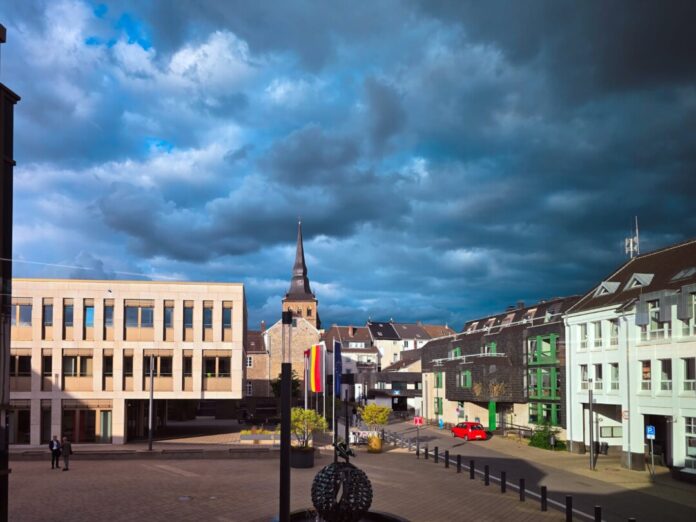 Alle Jahre wieder, dunkle Wolken über dem politischen Ratingen. Blick auf die Stadt aus dem Ratstrakt des Rathauses, Bild: Alexander Heinz