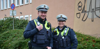 Stefanie Rempel und Stefan Brettmann beraten am "STREIFENWagen". Foto: Polizei