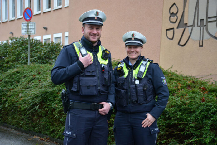 Stefanie Rempel und Stefan Brettmann beraten am "STREIFENWagen". Foto: Polizei