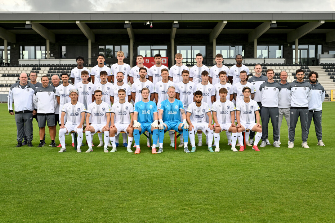 Mit diesem Kader tritt die SSVg Velbert in der Regionalliga West an. Foto: Mathias Kehren
