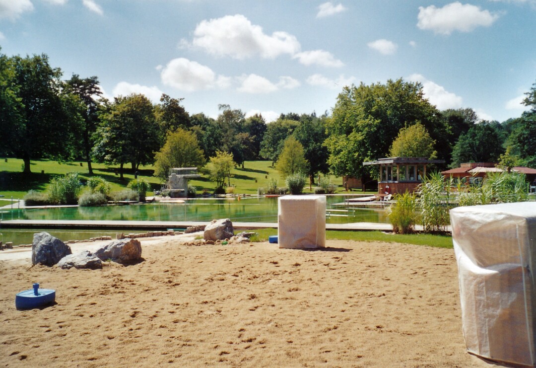 Das Wasser ohne Chemie und mitten in einer grünen Oase gelegen: das Naturfreibad. Foto: Stadtarchiv Mettmann