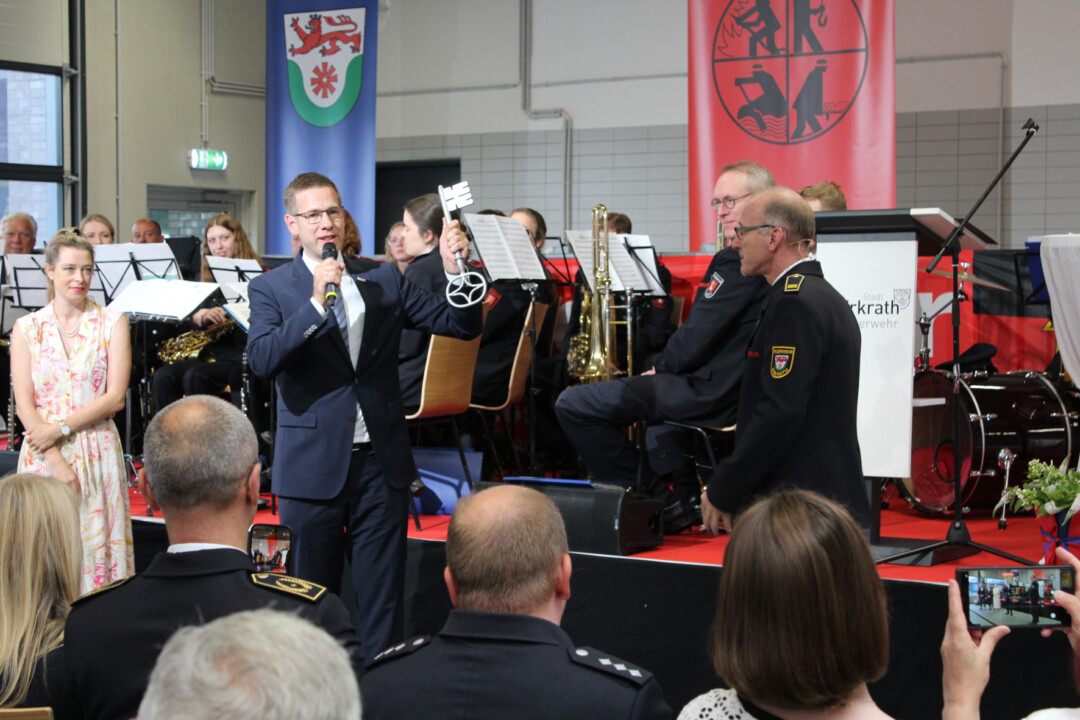 Mit der Schlüsselübergabe von Bürgermeister Christoph Schultz (m.) an Feuerwehrchef Guido Vogt (r.) wurde die neue Feuer- und Rettungswache Erkrath offiziell eröffnet. Foto: Stadt Erkrath