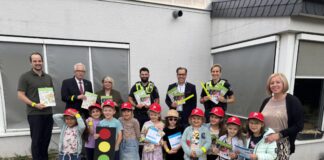 Die Vorschulkinder der AWO-Kita Düsseldorfer Straße in Mettmann mit v. l. Mario Burda (Leiter Politik und Öffentlichkeitsarbeit bei Lhoist), Schirmherr Thomas Hendele, Kita-Leiterin Anja Sebat, Hauptkommissar Fatih Isik, Sascha Becker (Vorsitzender der Kreisverkehrswacht), Polizeihauptkommissarin Jessica Werner. Foto: Kreisverkehrswacht Mettmann