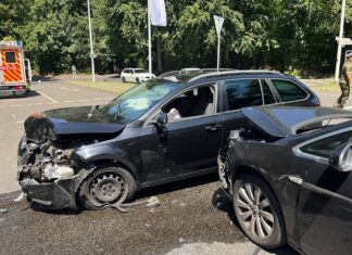 Nicht mehr fahrbereit: Die beiden Unfallautos. Foto: Polizei