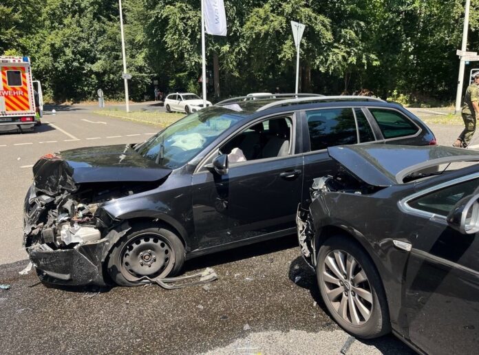 Nicht mehr fahrbereit: Die beiden Unfallautos. Foto: Polizei