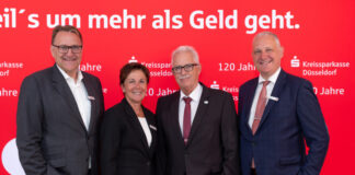 Landrat Thomas Hendele (2.v.r) wünscht dem Vorstandsteam Christoph Wintgen, Roswitha Hammrich und Svend Reuse (v.l.n.r.) viel Erfolg in der künftigen Konstellation. Foto: Sophie Cwielong Fotografie