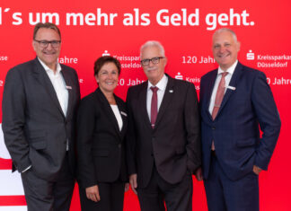 Landrat Thomas Hendele (2.v.r) wünscht dem Vorstandsteam Christoph Wintgen, Roswitha Hammrich und Svend Reuse (v.l.n.r.) viel Erfolg in der künftigen Konstellation. Foto: Sophie Cwielong Fotografie
