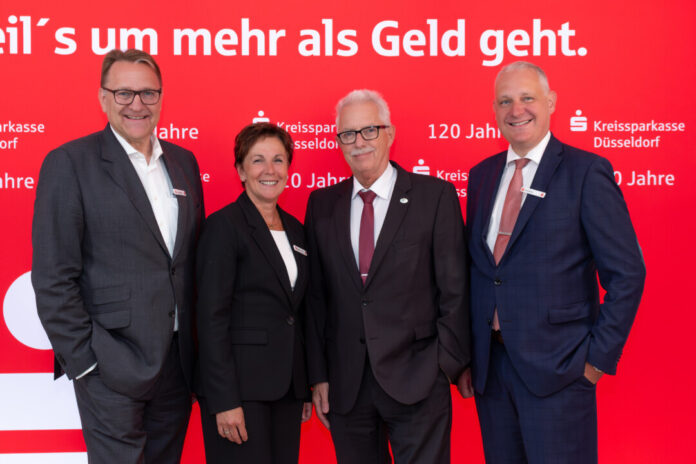 SparkasseDuesseldorf_Gruppen-34 Landrat Thomas Hendele (2.v.r) wünscht dem Vorstandsteam Christoph Wintgen, Roswitha Hammrich und Svend Reuse (v.l.n.r.) viel Erfolg in der künftigen Konstellation. Foto: Sophie Cwielong Fotografie