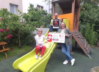 Die Übergabe fand vor Ort im "Elternhaus" in Essen statt. Foto: Essener Elterninitiative/privat