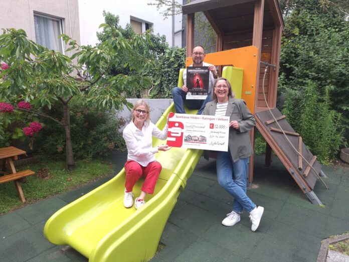 Die Übergabe fand vor Ort Spendenübergabe im "Elternhaus" in Essen statt. Foto: Essener Elterninitiative/privat