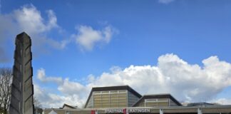 Die Ratinger Stadthalle. Insbesondere der Bereich unter der Halle, wo Parkplätze sind, ist für viele Besucher ein Ort des Grauens. Bild: Alexander Heinz