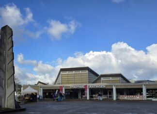 Die Ratinger Stadthalle. Insbesondere der Bereich unter der Halle, wo Parkplätze sind, ist für viele Besucher ein Ort des Grauens. Bild: Alexander Heinz