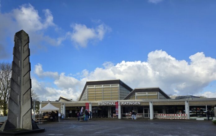 Stadthalle 2 Die Ratinger Stadthalle. Insbesondere der Bereich unter der Halle, wo Parkplätze sind, ist für viele Besucher ein Ort des Grauens. Bild: Alexander Heinz