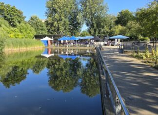 Der Stadthallenteich (See) ist nicht nur für die Sommerbühne ein gerne gewählter Treffpunkt, Bild: Alexander Heinz
