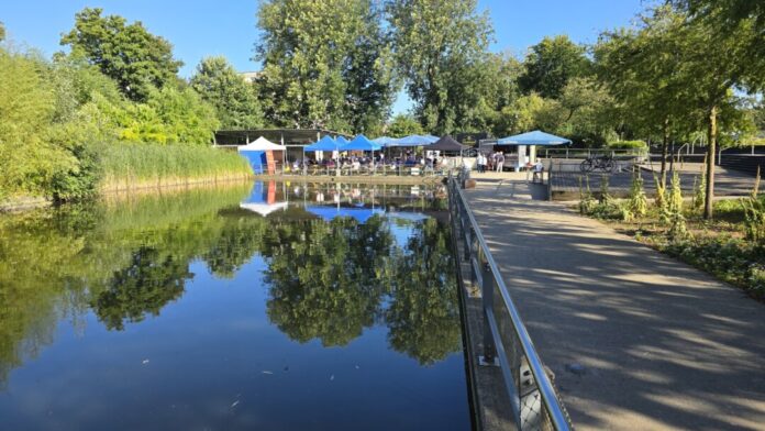 Der Stadthallenteich (See) ist nicht nur für die Sommerbühne ein gerne gewählter Treffpunkt, Bild: Alexander Heinz